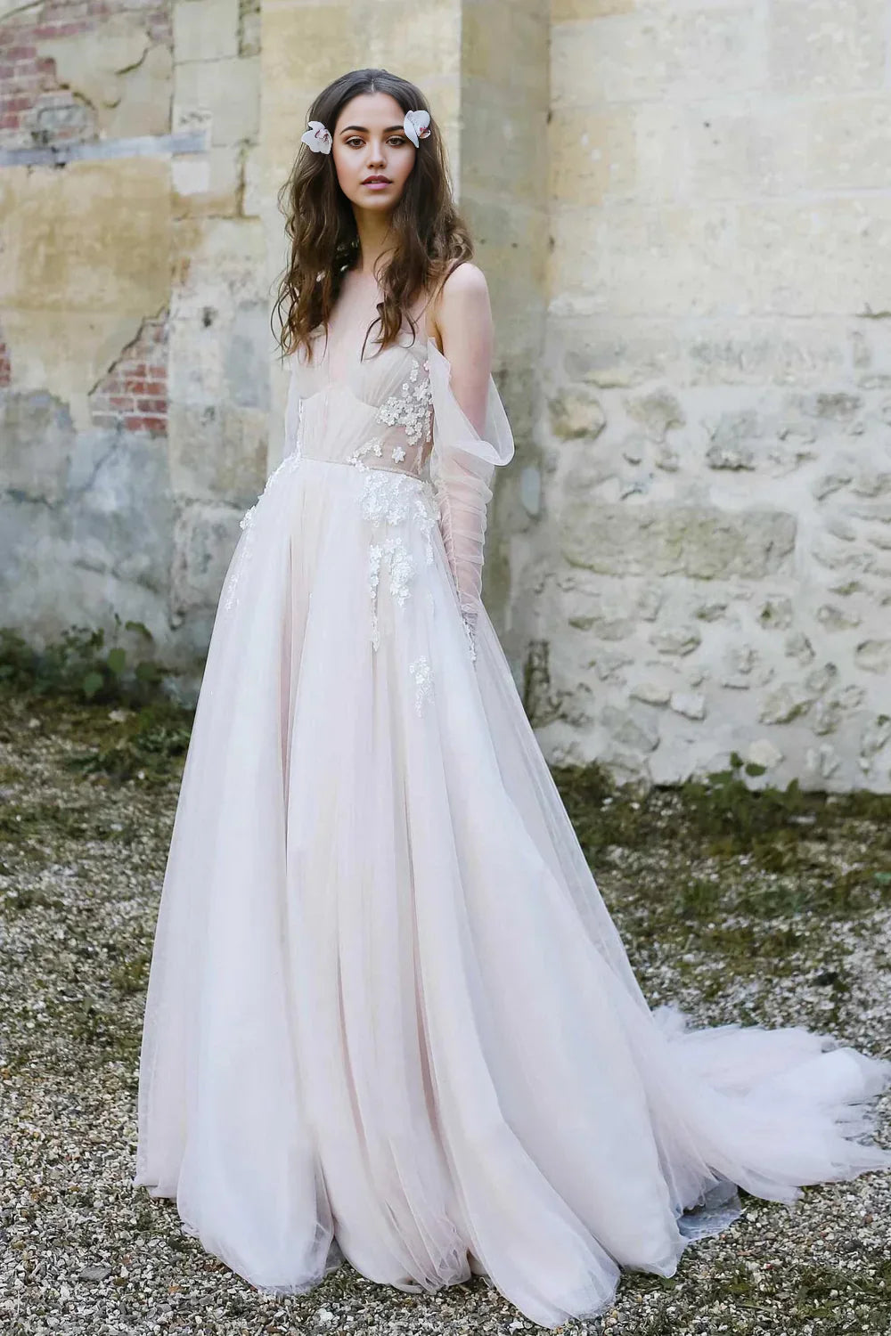 Vestidos de novia de tul con ilusión, hombros descubiertos, apliques de flores y cola larga